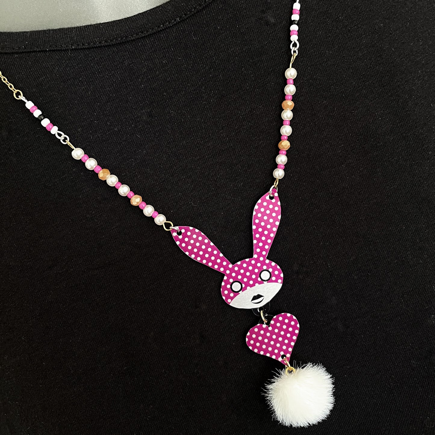 Collier Bunny rose à pois blancs