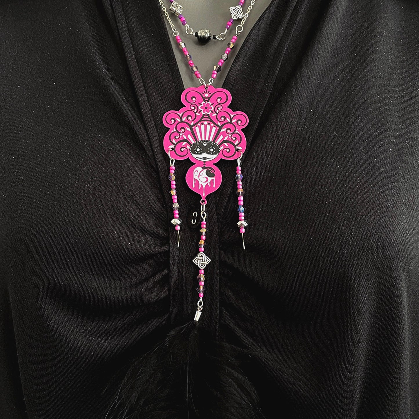 Collier Bettyloue à la plume noire